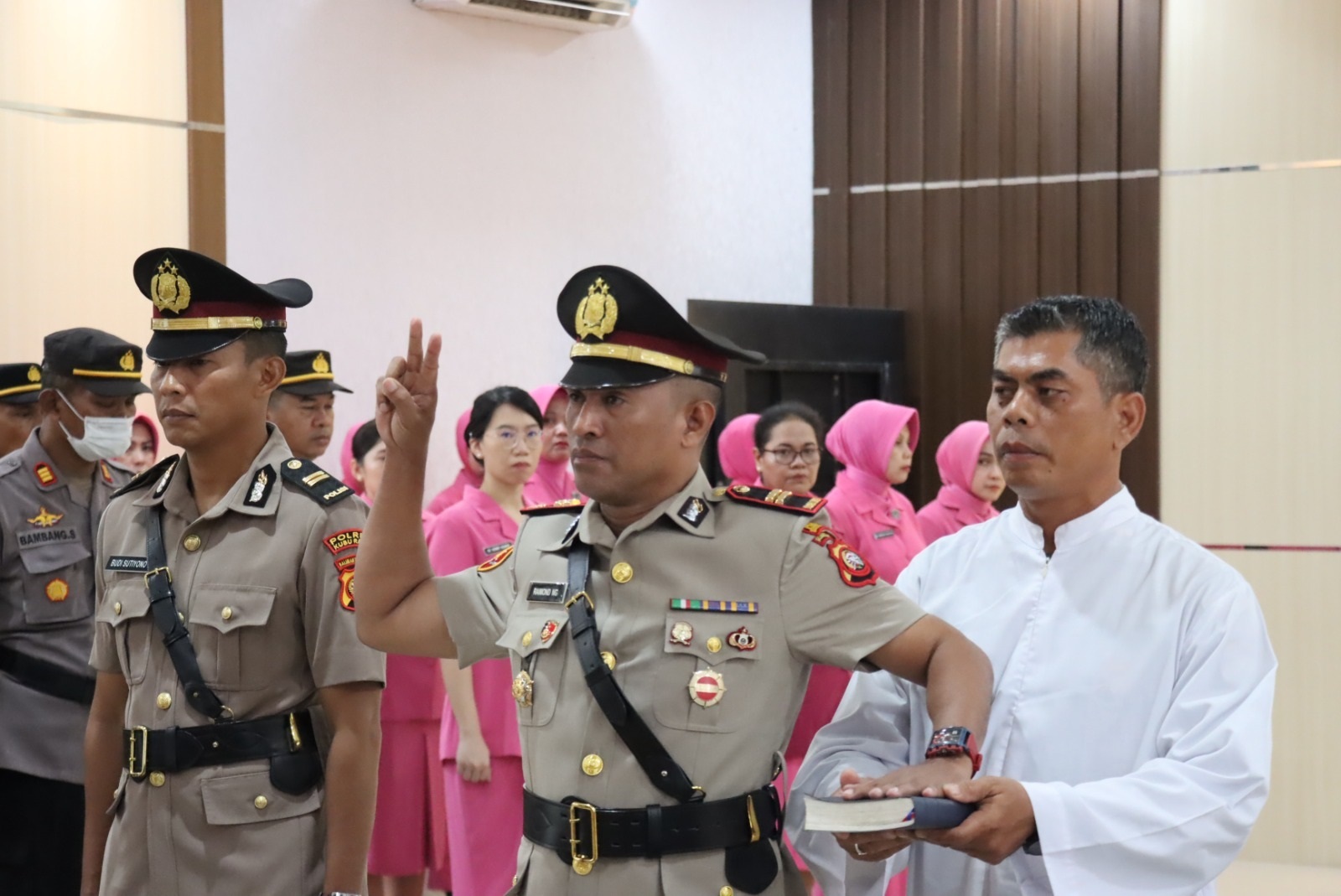SERTIJAB: Kapolres Kubu Raya, AKBP Wahyu Jati Wibowo, memimpin langsung upacara serah terima Kapolsek Sungai Ambawang, Sabtu (10/2).