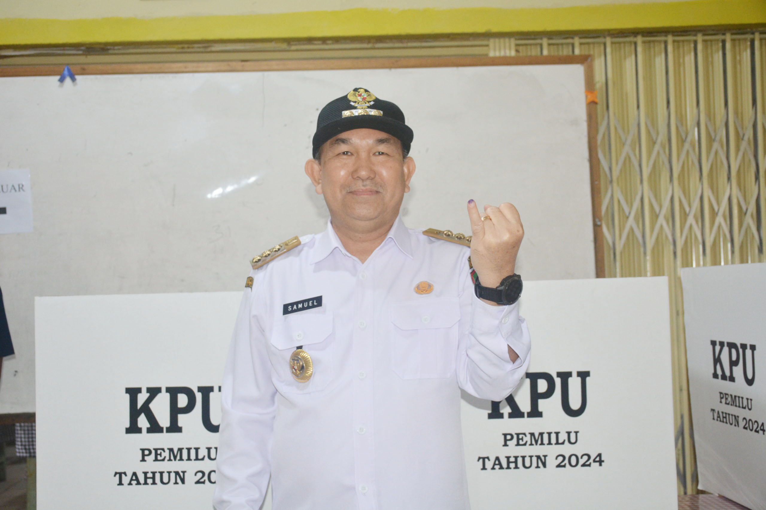 Pj Bupati Landak Samuel mencoblos di TPS 02 Dusun Hilir Tengah 2 Desa Hilir Tengah Kecamatan Ngabang pada Rabu (14/2).