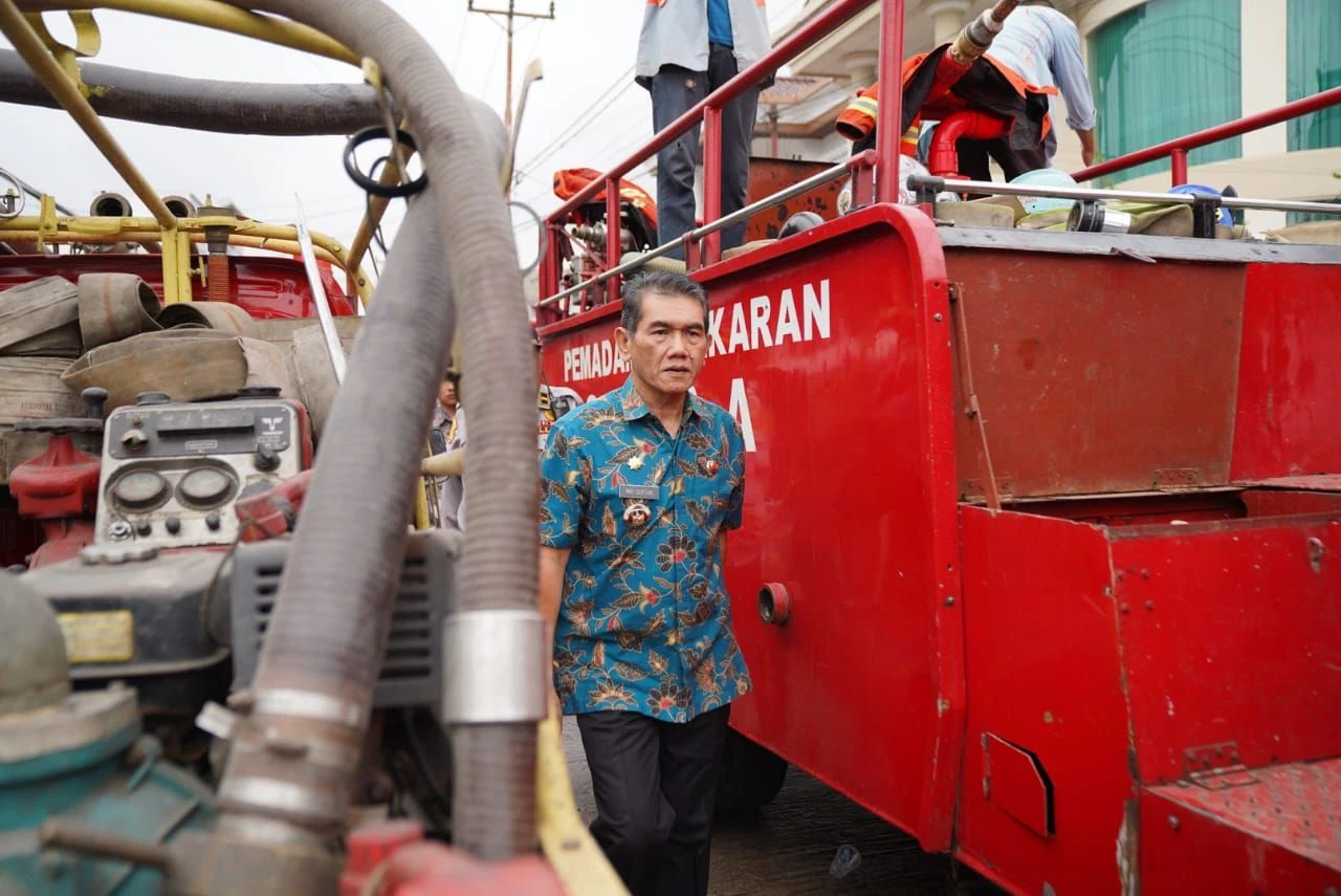Penjabat Wali Kota Pontianak saat menyerahkan bantuan untuk korban kebakaran di Gang Meranti.