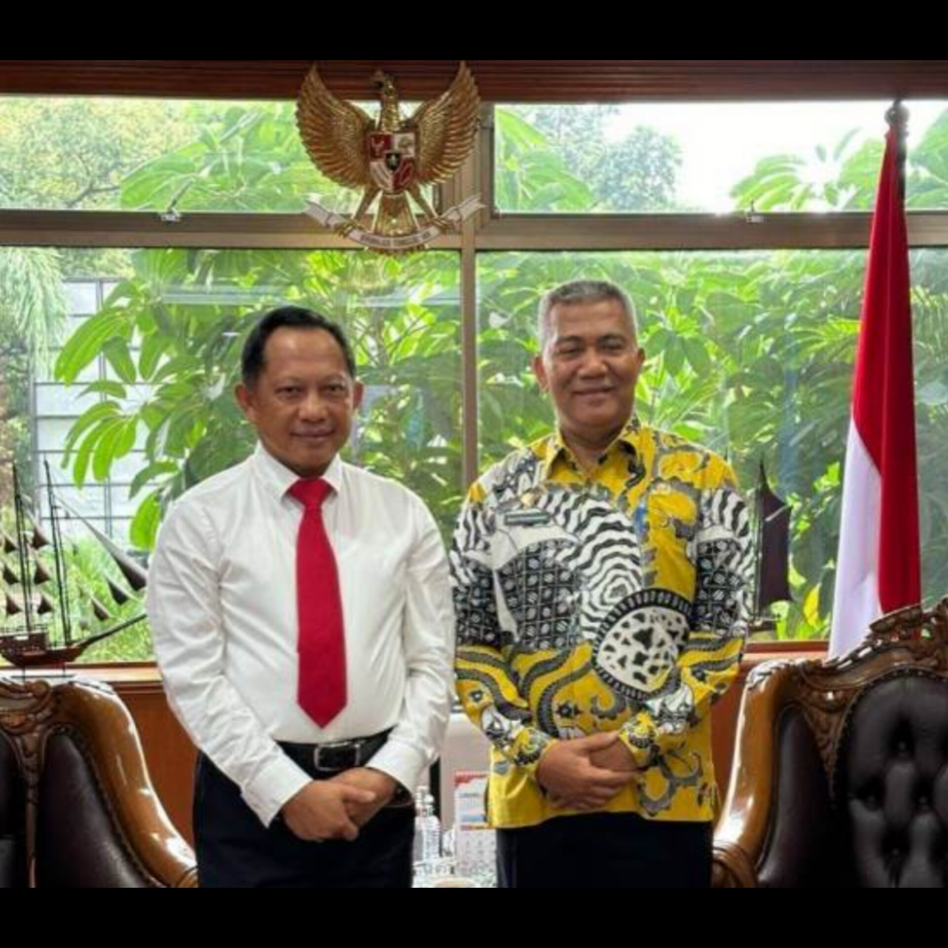 Kepala Disperindag ESDM Kalbar Syarif Kamaruzaman bersama Mendagri Tito Karnavian, Jumat (16/2).