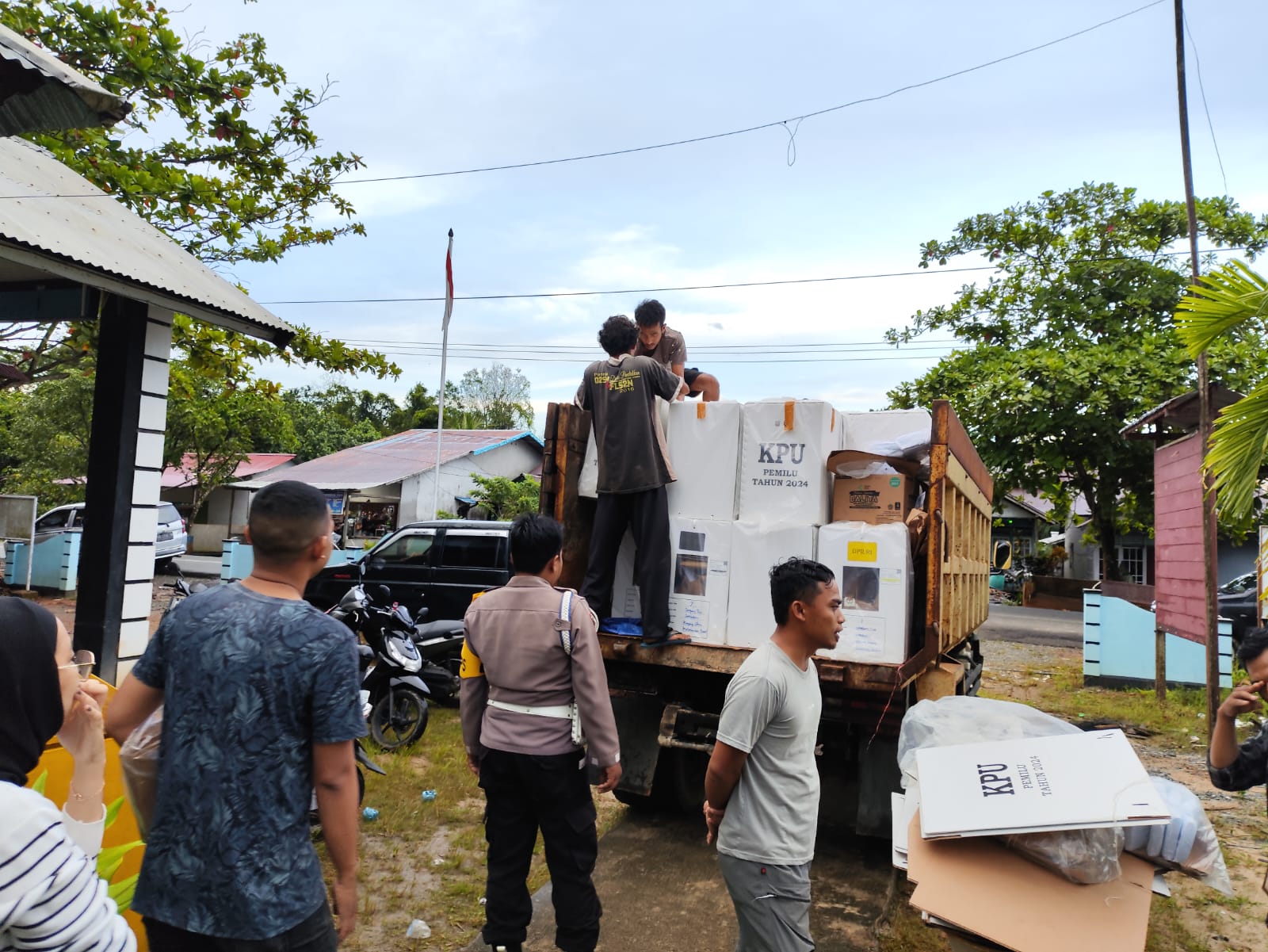 PENGAWASAN : Badan Pengawas Pemilu (Bawaslu) Kabupaten Kayong Utara saat melakukan pengawasan.