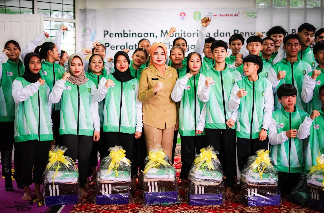 BERSAMA&nbsp;:&nbsp;Kepala Disporapar Kalbar Windy Prihastari&nbsp;foto bersama usai&nbsp;memberikan bantuan perlengkapan,&nbsp;dan peralatan sepatu sekolah, sepatu, baju dan tas olahraga&nbsp;kepada para atlet PPLP Kalbar.