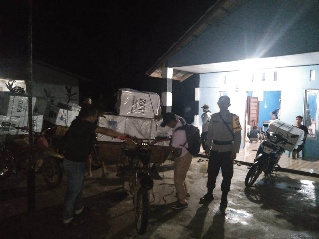 Petugas mengantarkan kotak suara dari desa menuju sekretariat PPK Air Besar, Kamis (15/2) malam.