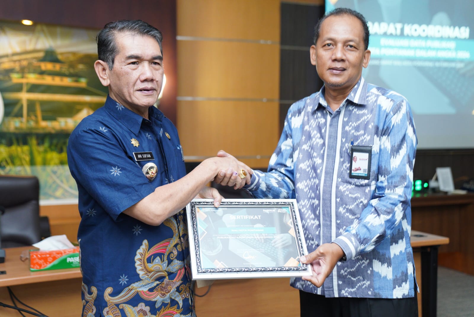 Penjabat Wali Kota Pontianak Ani Sofian menerima piagam penghargaan dari Badan Pusat Statistik (BPS).
