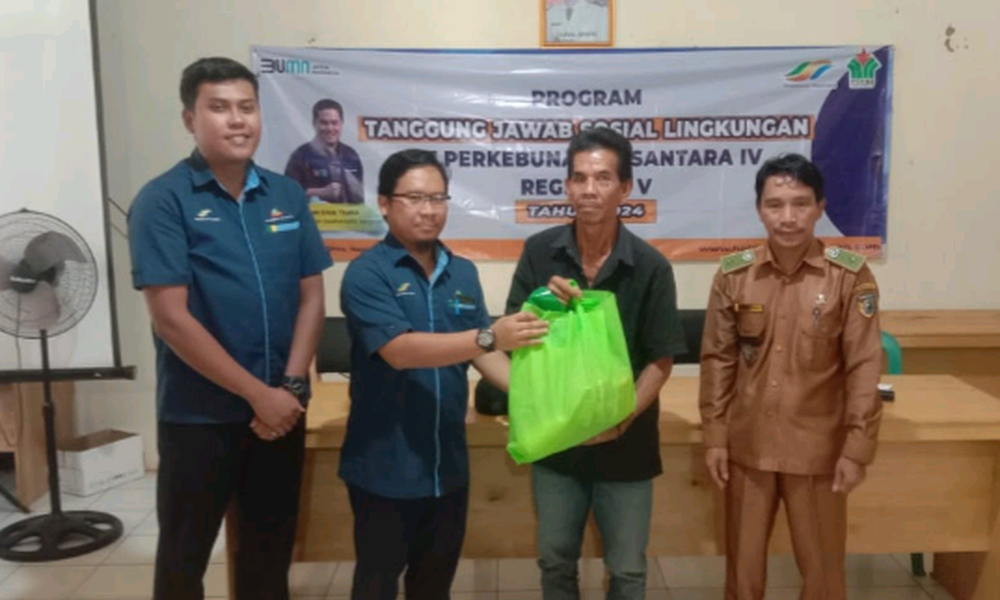 PTPN IV Regional V serahkan bantuan kepada masyarakat Tanah Laut.
