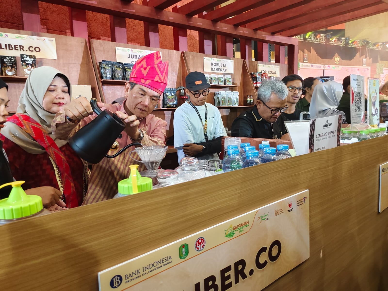 SEDUH KOPI: Pj Wali Kota Pontianak meracik kopi saat acara Khatulistiwa Expo di Gedung PCC, Sabtu (17/2).