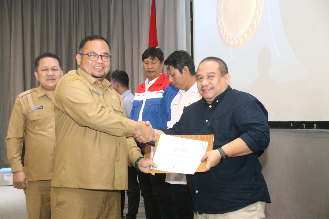 PENGHARGAAN : Ahmad Ridwan, Kepala Bagian SDM & Sistem Manajemen PTPN IV Regional V mewakili Region Head Regional V PTPN IV menerima penghargaan Zero Accident dari Pemprov Kalbar, Senin.