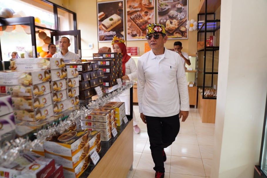 Penjabat Wali Kota Pontianak Ani Sofian melihat-lihat pajangan kue-kue di Toko Bakery Papa Cookies, usai meresmikannya, Minggu (18/2).