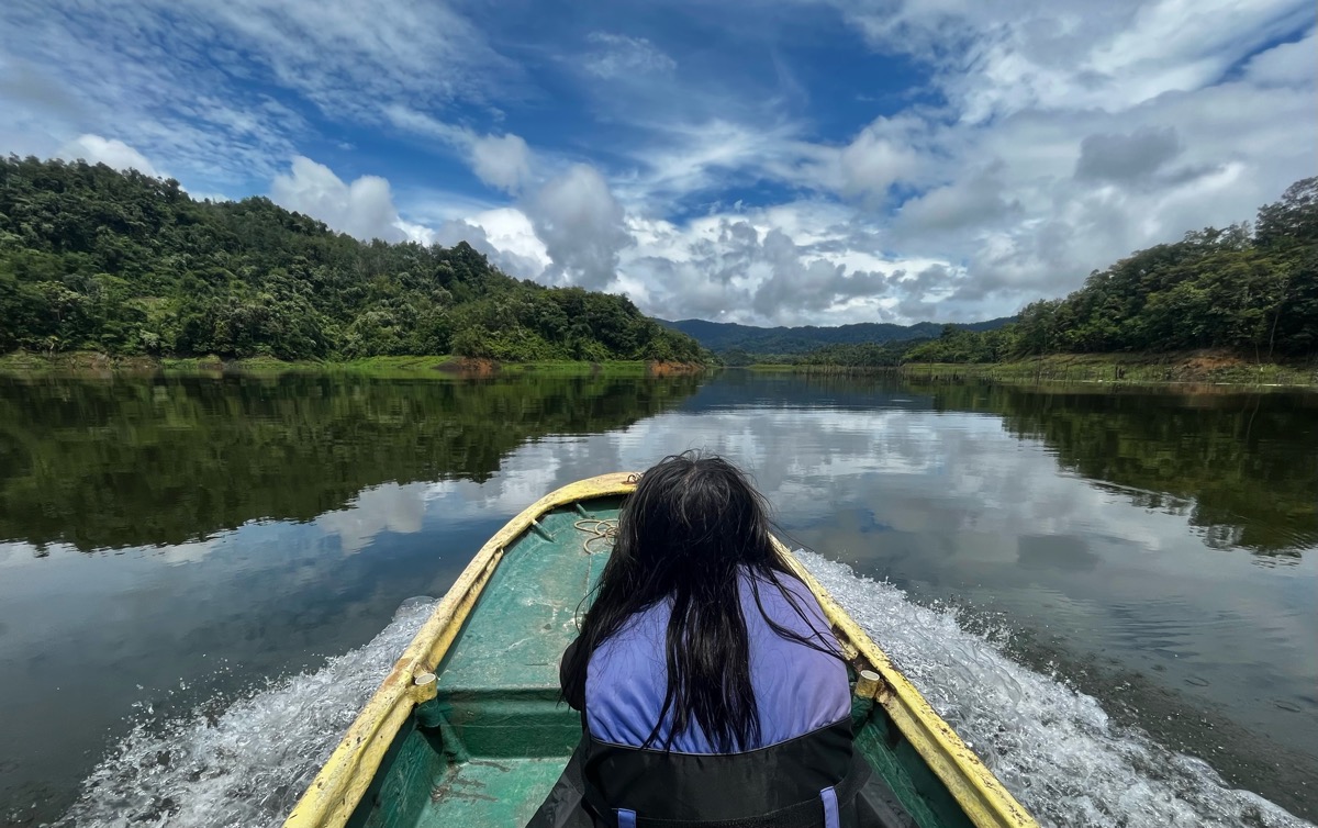 Menaiki speedboat membelah bendungan Bengoh untuk sampai ke kaki bukit menuju air terjun Susung.