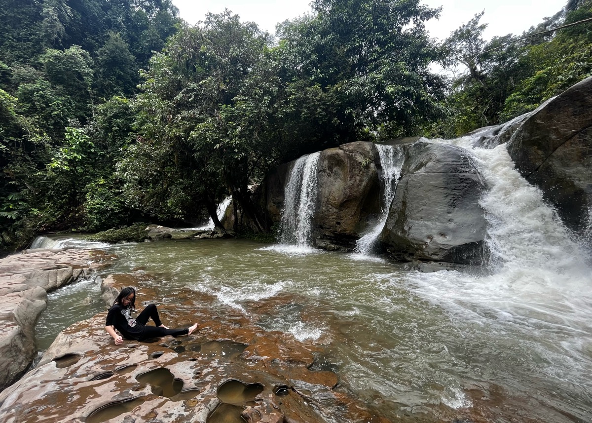 Menikmati Curtain waterfall, sebelum mencapai Susung Waterfall.