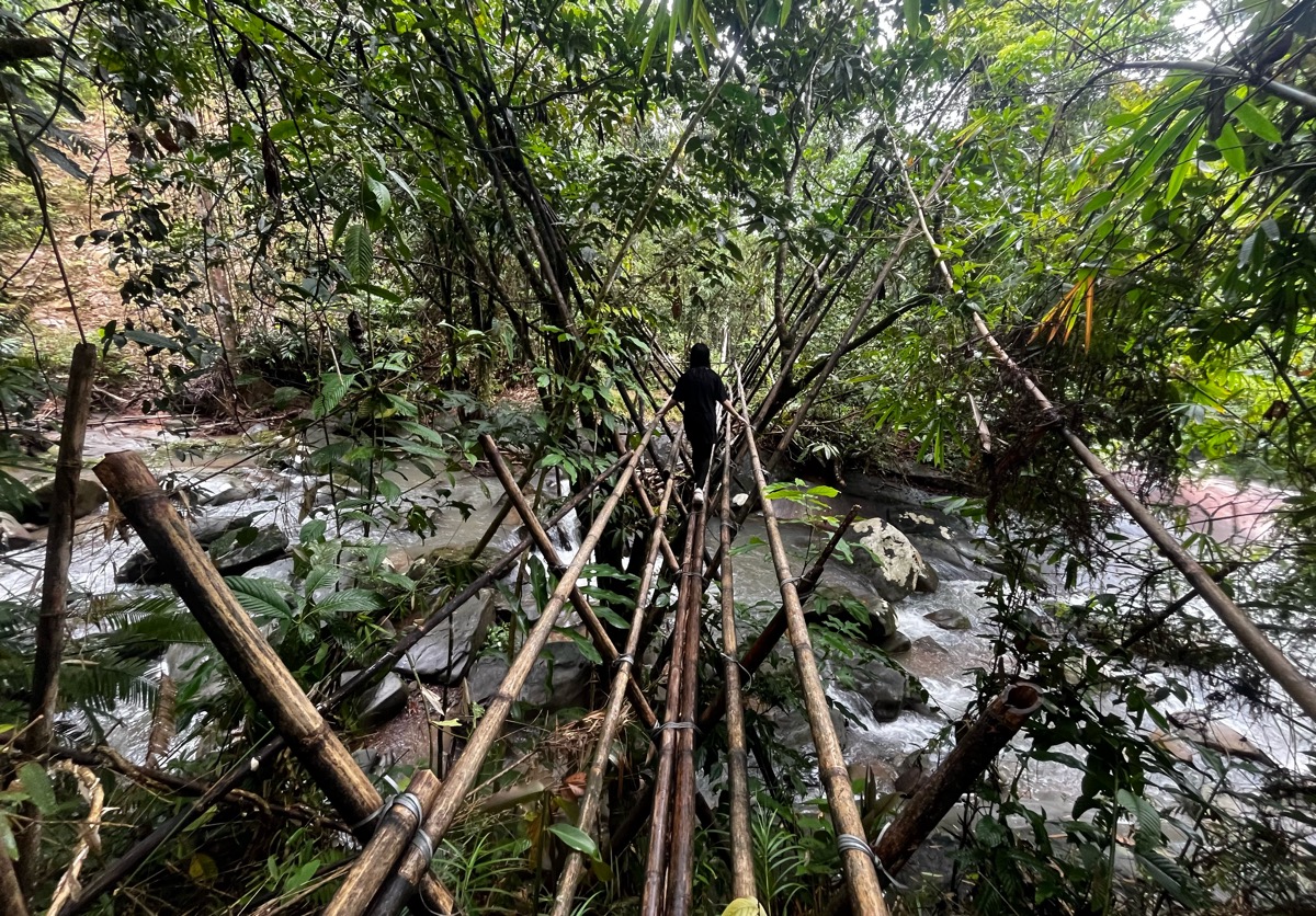 Satu diantara belasan jembatan gantung yang mesti dilewati untuk mencapai air terjun Susung.