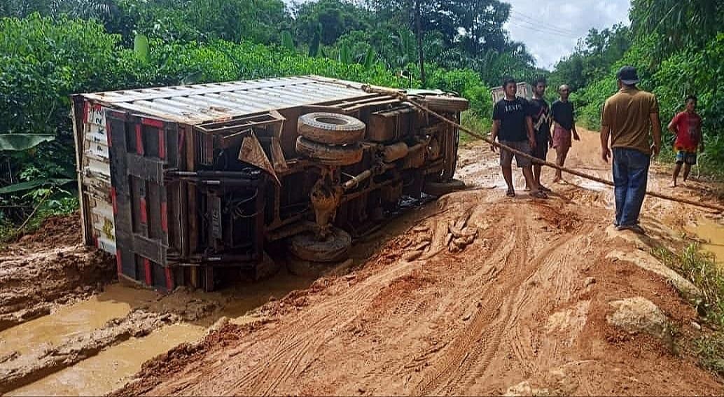 TERGULING : Sebuah truk terguling di ruas Jalan Tumbang Titi-Jelai Hulu belum lama ini. Ruas jalan provinsi yang rusak parah tersebut telah beberapa kali memakan korban.