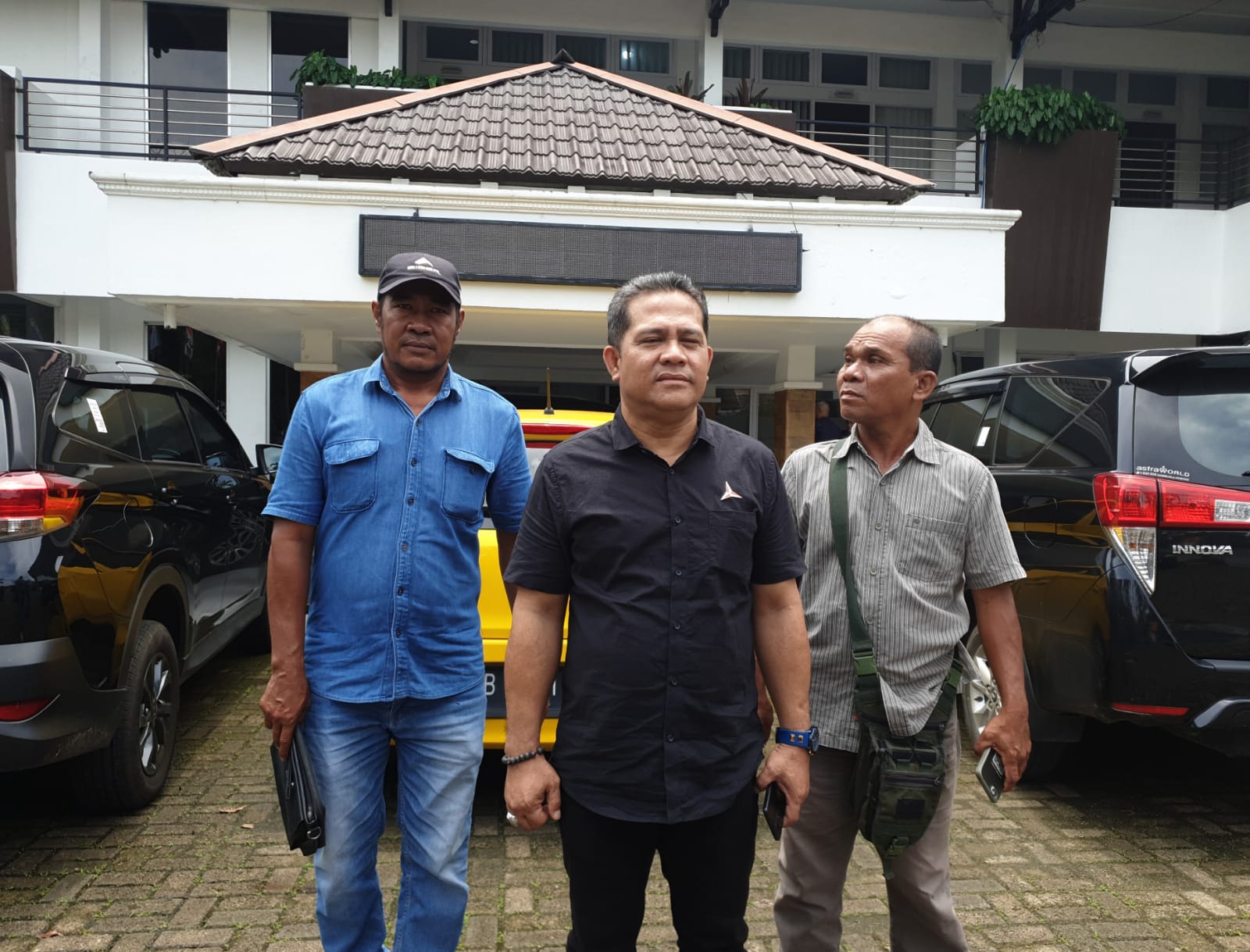 Caleg DPR RI dari Partai Demokrat Djohansyah mendatangi Kantor KPU Kalbar, Senin (19/2).