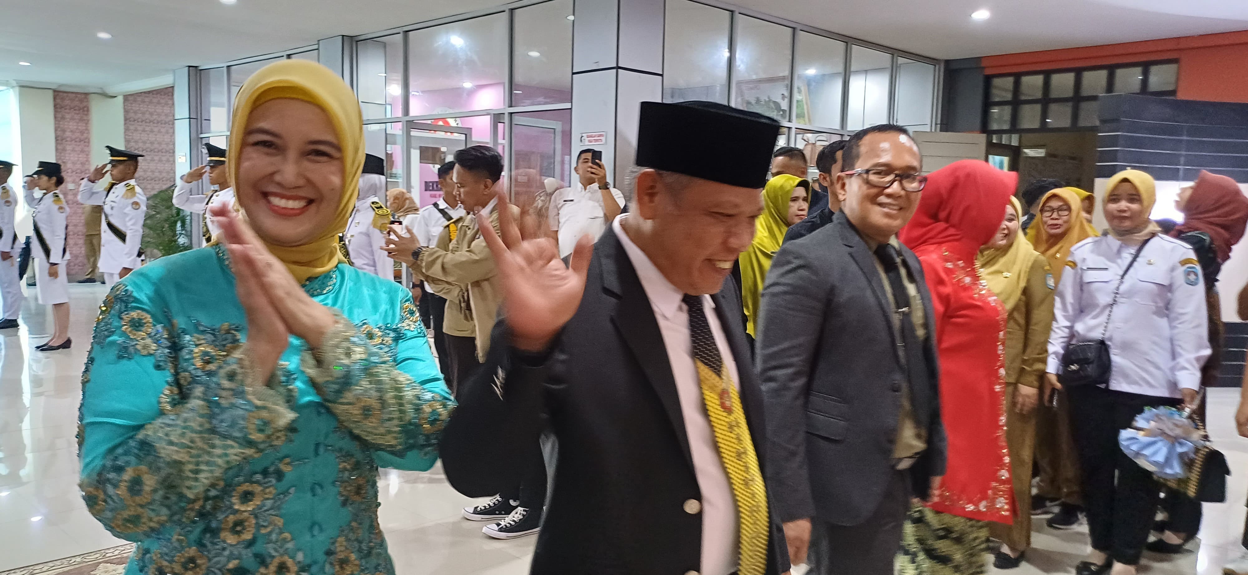 LAMBAIKAN TANGAN: Muda Mahendrawan dan Sujiwo dengan masing-masing didampingi istri, menghadiri pisah sambut dan ramah tamah bersama Pj. Bupati, Senin (19/2).