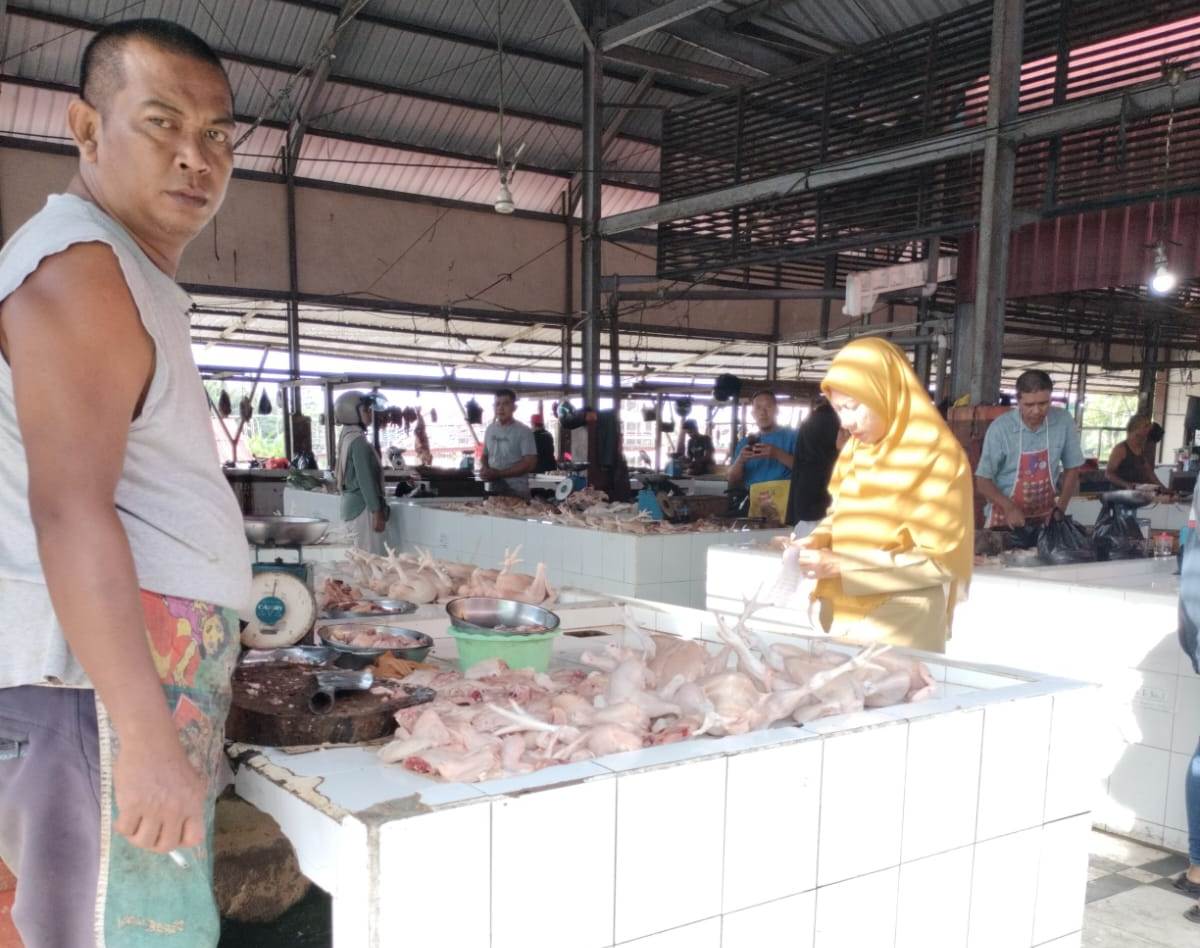 HARGA: Petugas Perindagnaker mengecek harga barang di Pasar Sebukit Rama Mempawah.