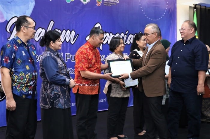 PENGHARGAAN : Pemerintah Kota Singkawang melalui Dinas Kesehatan dan KB dengan menggelar malam penghargaan dan penyerahan sertifikat akreditasi di basement Kantor Walikota.
