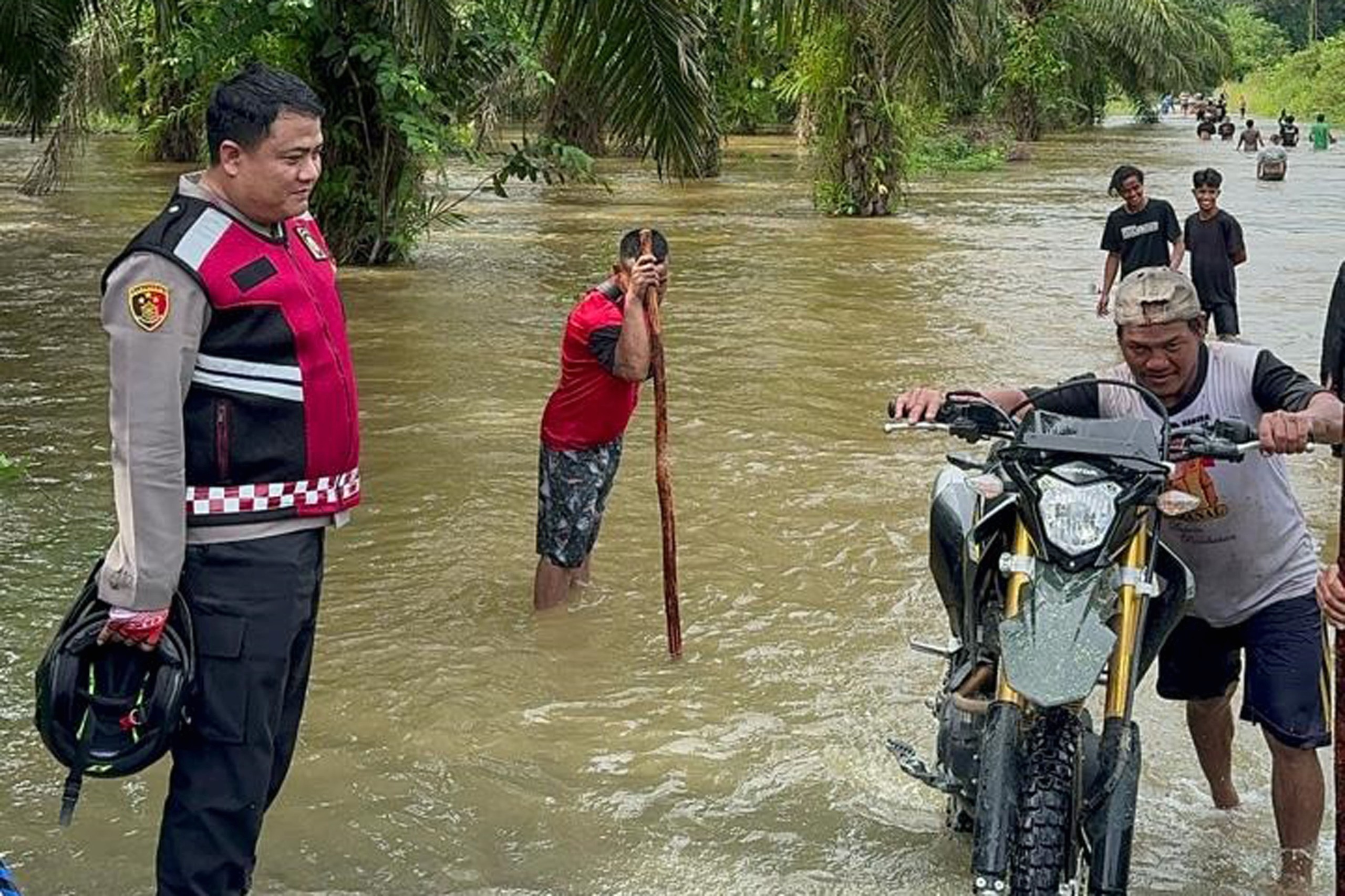 PANTAU: Kapolres Landak AKBP I Nyoman Budi Artawan memantau banjir di Desa Nyayum Kecamatan Kuala Behe pada Senin (19/2) sore.