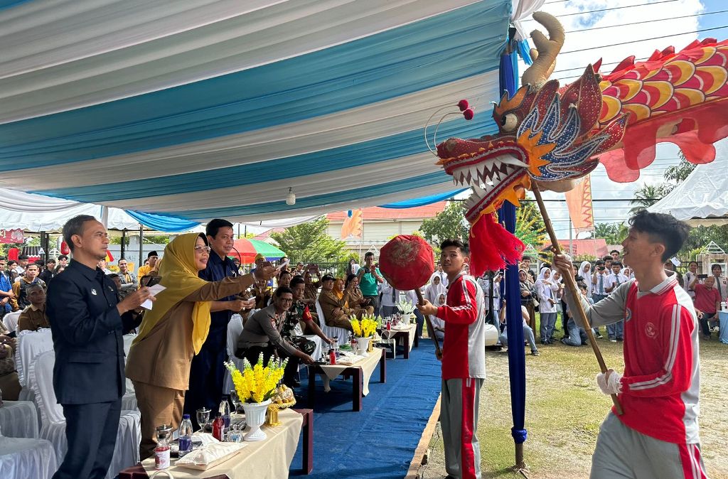 ATRAKSI : Bupati Erlina menyaksikan atraksi naga dalam pembukaan Wonderful Mempawah Festival 2024.
