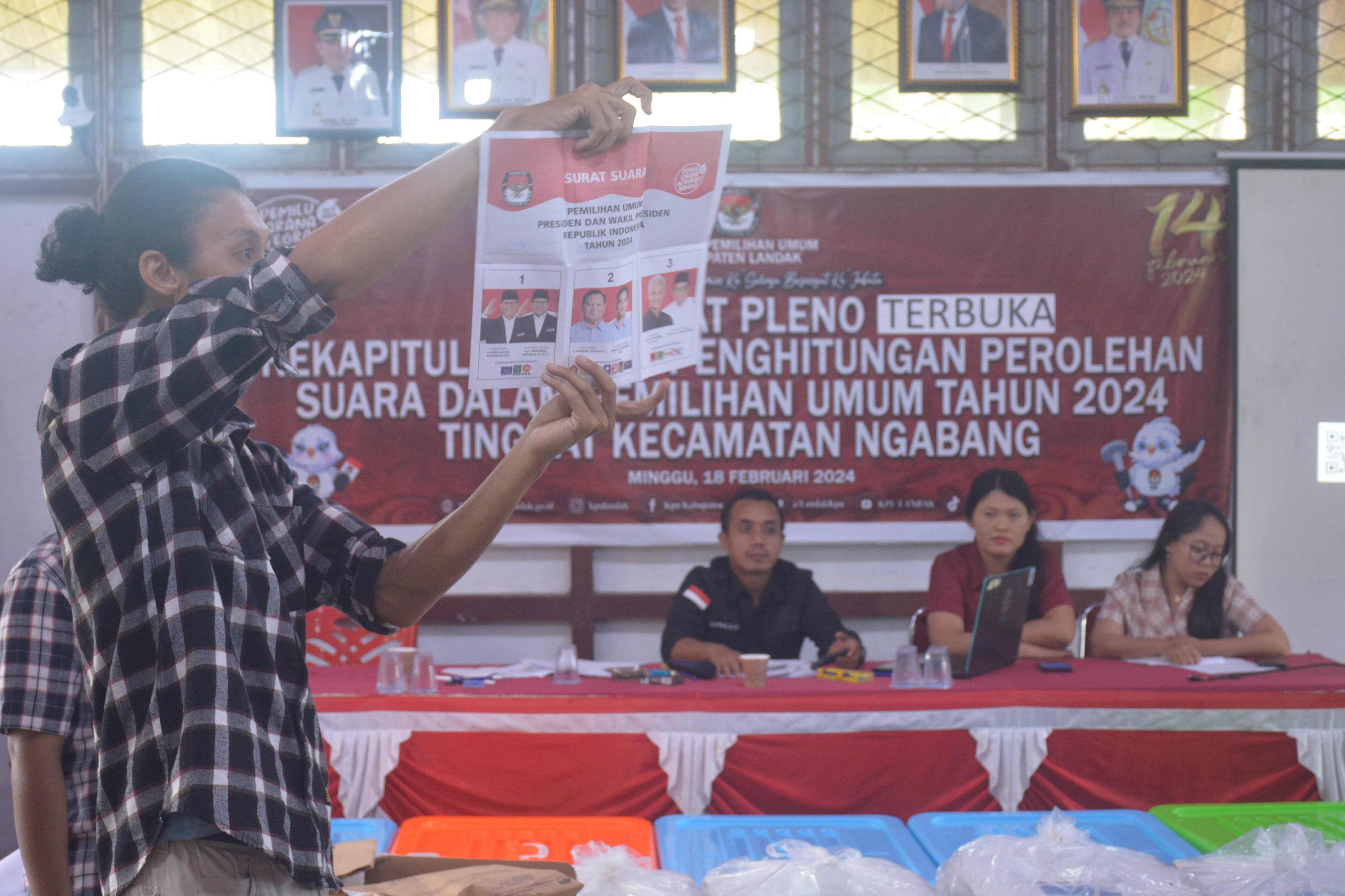 Proses penghitungan ulang pada TPS 02 Desa Temiang Sawi dalam pleno di kantor Camat Ngabang, Rabu (21/2).