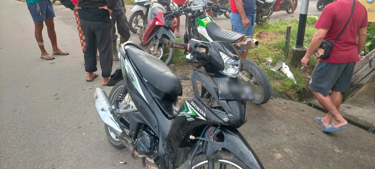 LAKALANTAS : Kecelakaan lalu lintas (Lakalantas) terjadi di depan Tugu Cidayu, Jalan Poros Nanga Taman-Nanga Mahap, Kecamatan Nanga Taman, Kabupaten Sekadau, pada Selasa (20/2).