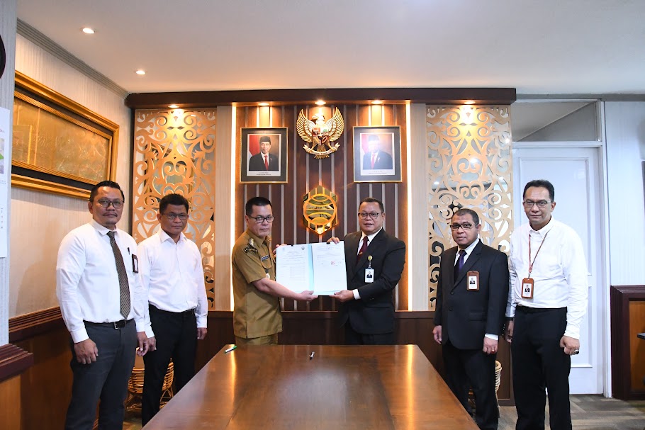 NOTA KESEPAHAMAN: Pj. Bupati bersama Direktur Utama Bank Kalbar memperlihatkan kesepakatan yang mereka tanda tangani di Pontianak, Selasa (20/02).