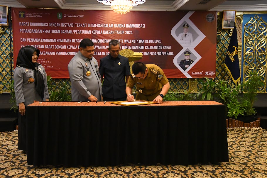 TANDA TANGAN: Pj. Bupati Romi Wijaya dan Ketua DPRD Sarmawi menandatangani komitmen bersama antara Gubernur, Bupati, Walikota, dan Ketua DPRD se-Kalbar.