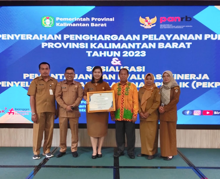 PENGHARGAAN: Direktur RSUD Sultan Muhammad Jamaludin I, Maria Fransisca, saat menerima penyerahan penghargaan di Pontianak, Selasa (20/2).