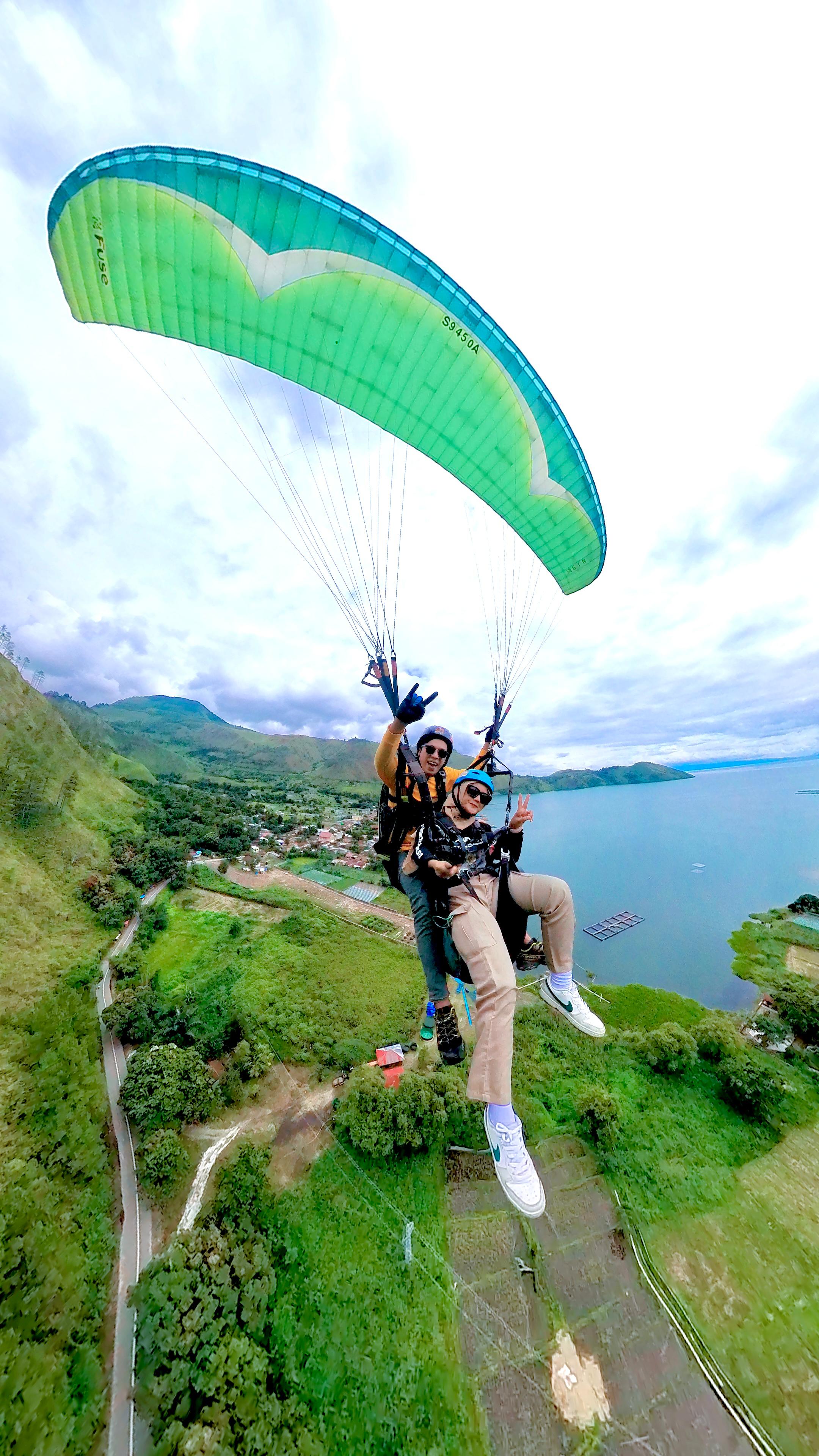 Memacu adrenalin dengan mencoba terbang dengan paralayang.