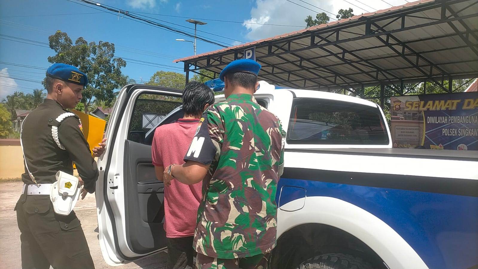 DITANGKAP: Terduga pelaku ZA saat digiring menuju ke mobil Polisi Militer, Selasa (20/2)