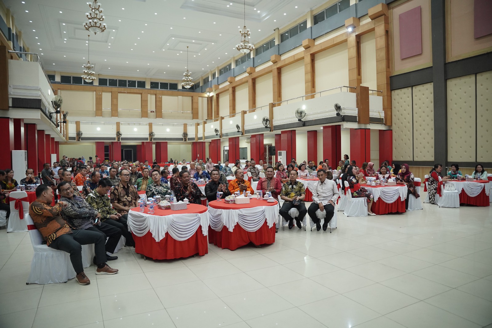 SANGGAU : Mantan Bupati Sanggau, Paolus Hadi hadir di momen pelepasan Bupati Sanggau, Yohanes Ontot, Selasa (20/2) malam di Gedung Balai Betomu.