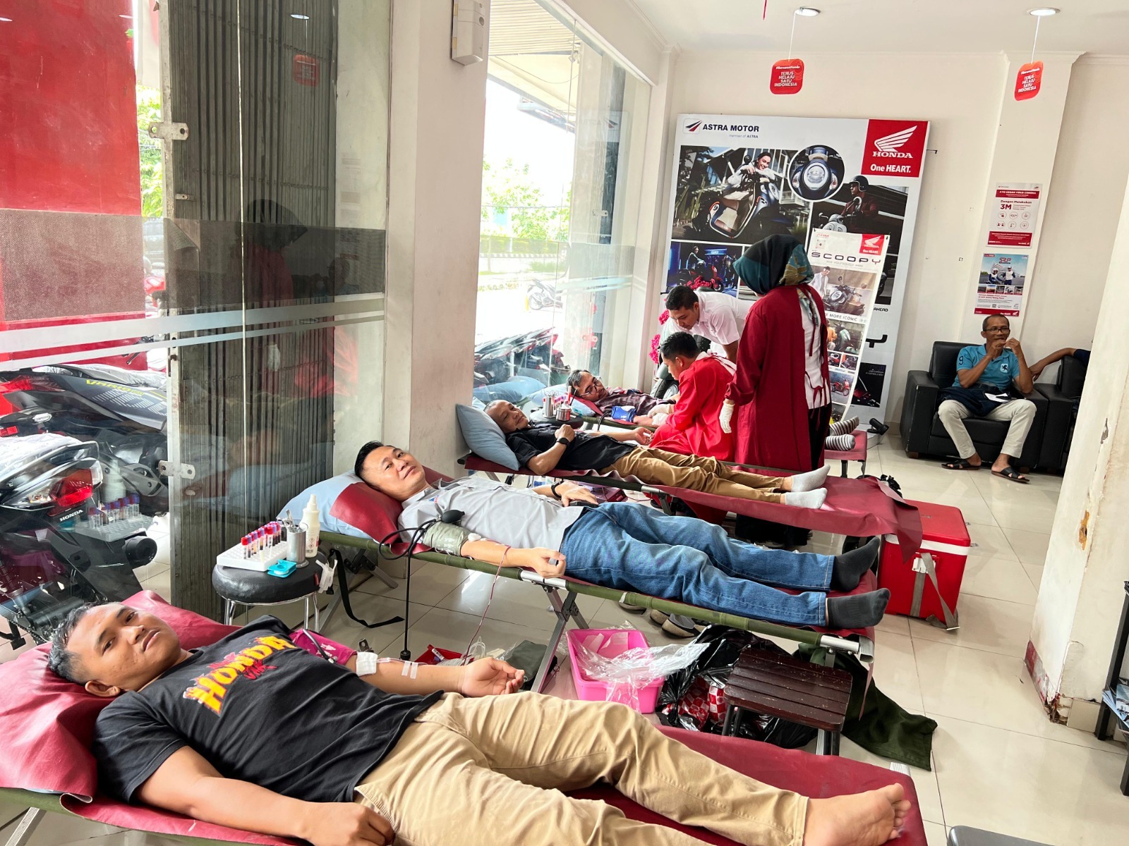 Astra Motor Kalbar menggalang aksi donor darah sebagai rangkaian dari HUT Astra International,- Tbk yang ke &ndash; 67, Rabu (21/02).