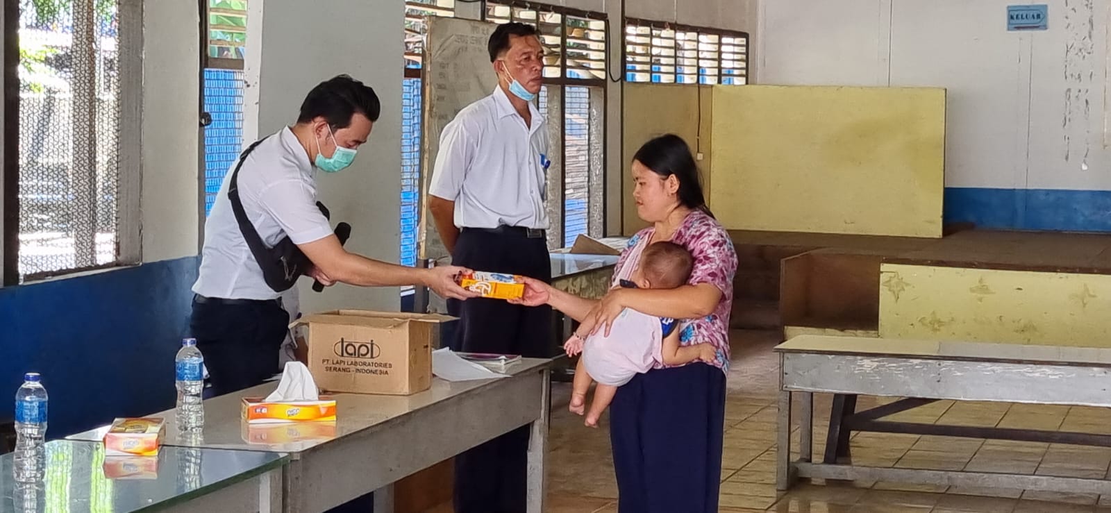 BANTUAN : Pemberian bantuan untuk penanganan stunting kepada perwakilan posyandu di lingkungan PT. Erna Djuliawati, Kamis (22/2).