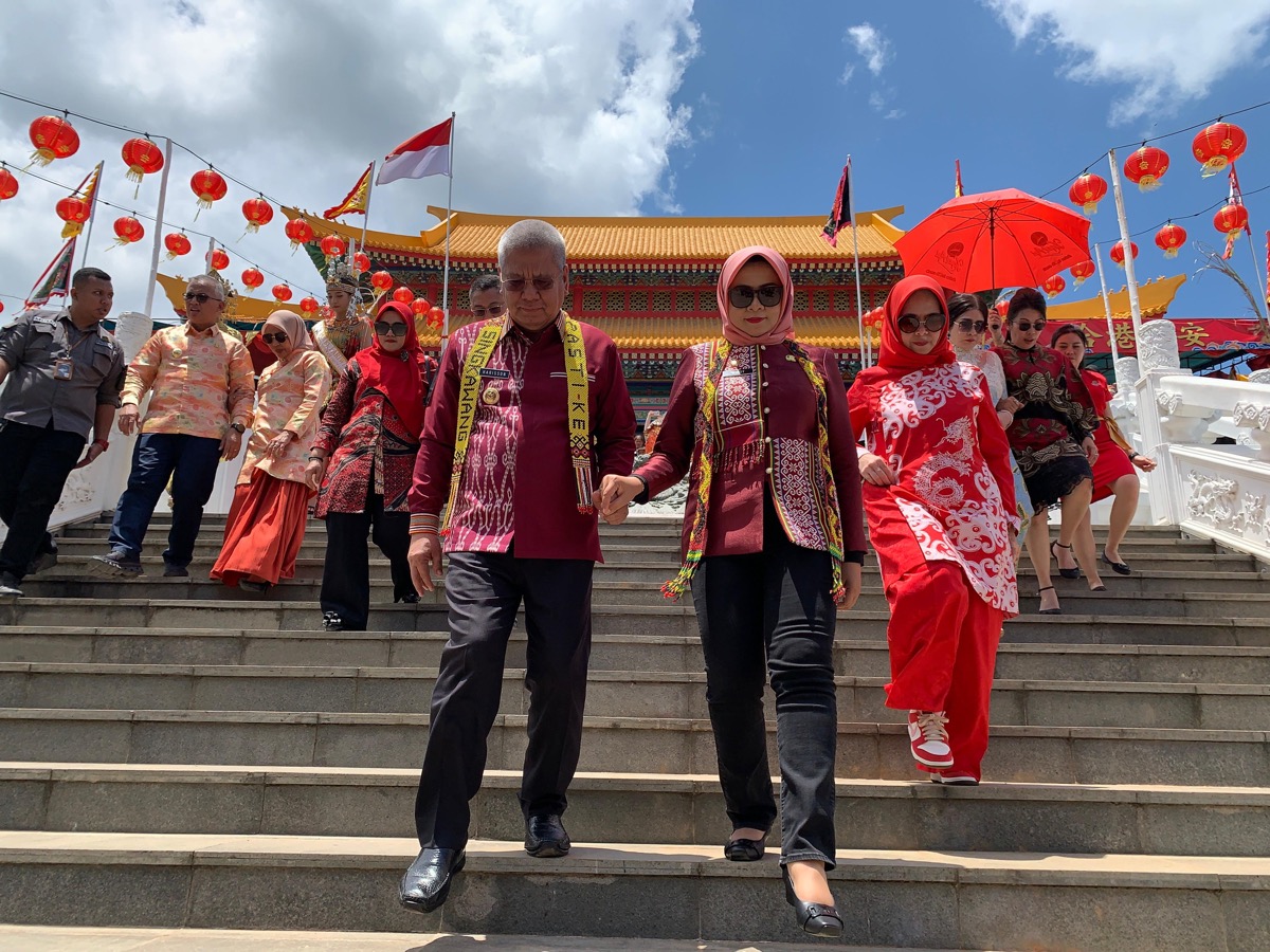 Pj Gubernur Harisson bersama para pejabat lainnya saat menghadiri mini Festival Cap Go Meh yang digelar di Vihara Sui Kheu Thai Pak Kung, Jalan Sanggau Kulor, Singkawang Tengah, Sabtu (24/2).