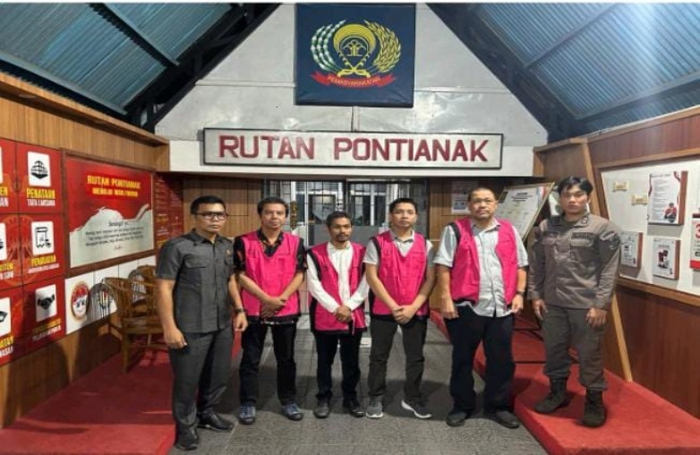 Tim Penyidik Kejati Kalbar menyerahkan tersangka kasus pekerjaan renovasi kawasan Waterfront Sambas kepada Kejari Sambas untuk dilimpahkan ke Pengadilan.