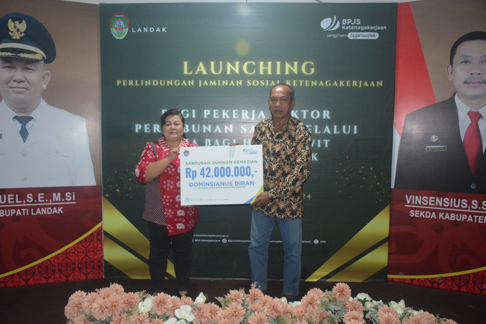 Komisioner KPU Landak Helena Sumanti menyerahkan santunan dari BPJS Ketenagakerjaan secara simbolis kepada ahli waris anggota KPPS meninggal dunia di kantor bupati Landak pada Kamis (22/2).