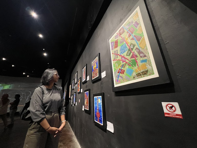 MELIHAT PAMERAN: Artika (18), salah satu pengunjung sedang melihat karya Lim Sahih di pameran tunggal yang bertema Retrospeksi di Cafe Port 99 Jalan Komyos Sudarso Pontianak, kemarin.