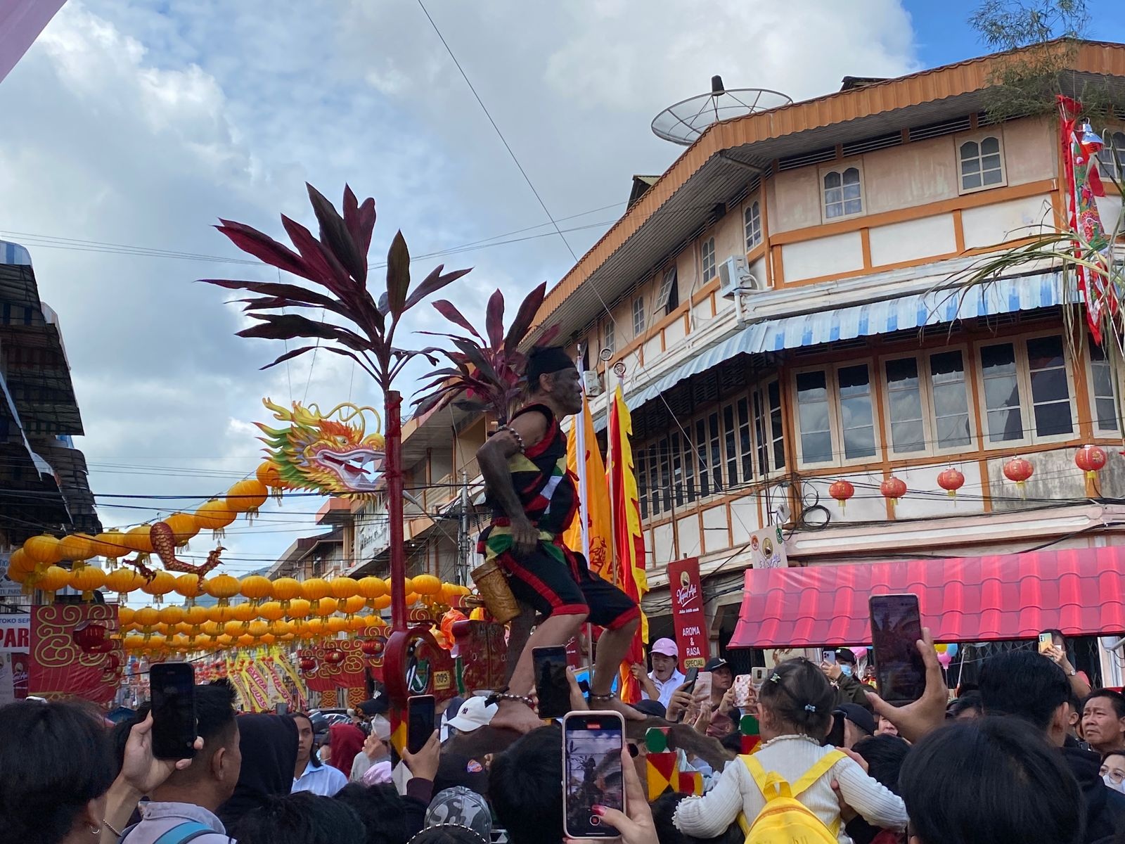 AKSI TATUNG: Para tatung beraksi pada hari H Festival Cap Go Meh tahun 2024 di Vihara Tri Dharma Bumi Raya, Sui Kheu Thai Pak Kung Kulor, Sabtu (24/2).