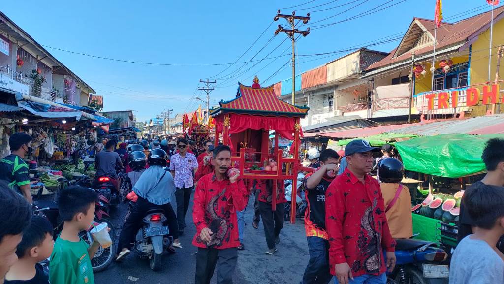 ARAKAN TATUNG: Arak-arakan tatung di Kota Sungai Pinyuh, Sabtu (24/2) lalu, dengan melewati rute yang&nbsp; telah ditetapkan panitia.