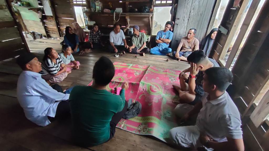 SALURKAN BANTUAN: Ketua BAZNAS Ustaz Marzuki Kadri ketika menyambangi kediaman Ibu Ratna untuk menyalurkan bantuan program RTLH.