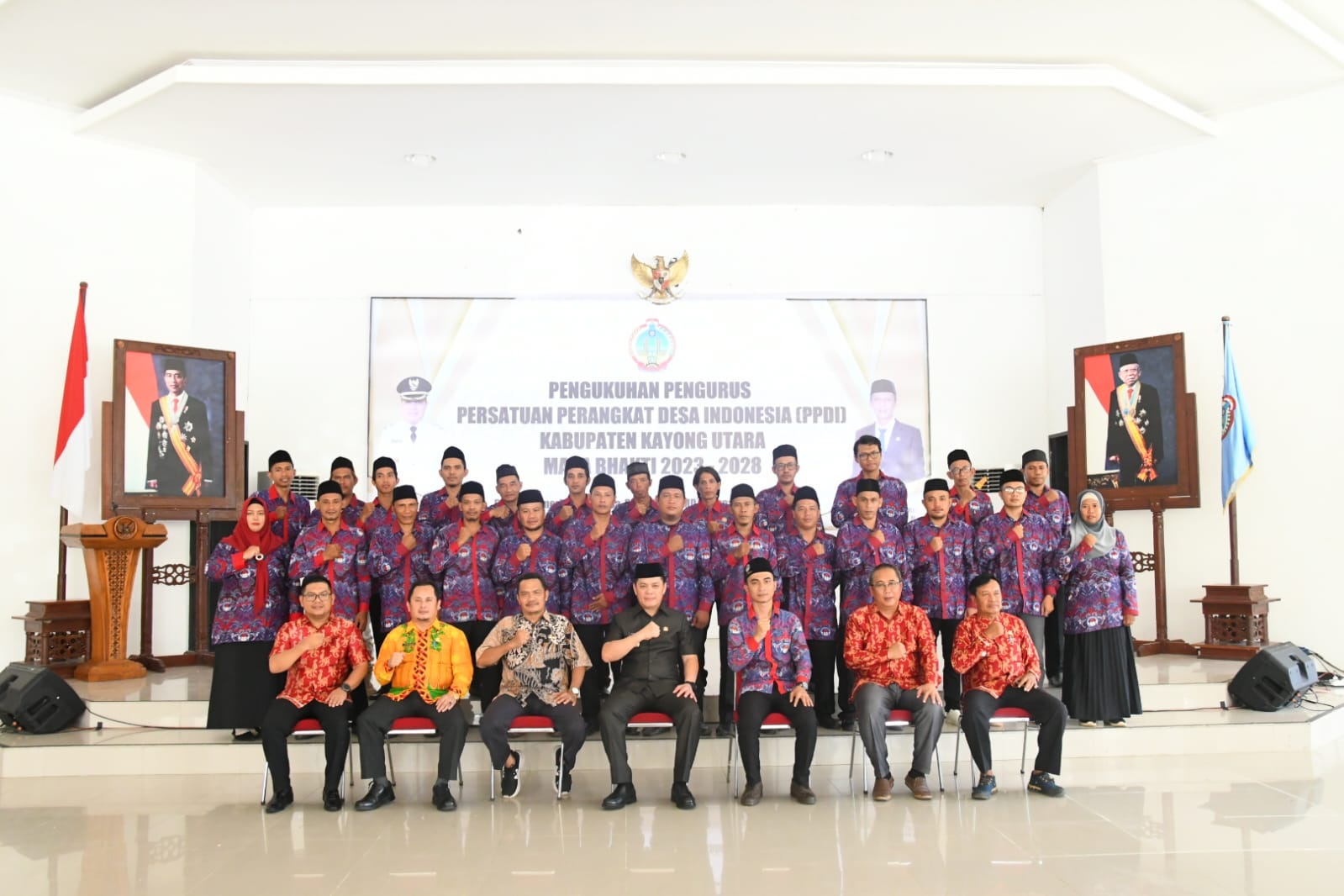 DIKUKUHKAN: Pengukuhan Pengurus Persatuan Perangkat Desa Indonesia (PPDI) Kayong Utara, di Aula Pendopo Bupati, pada Jumat (23/02).