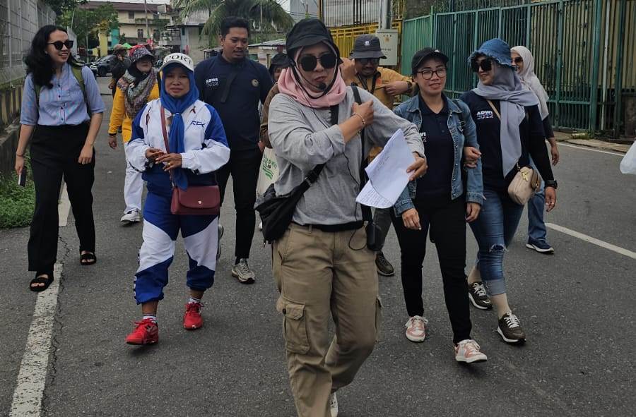 MEMANDU : Seorang pemandu wisata Desa Wisata BML tengah memandu para pelancong yang berkunjung ke desa tersebut. IST