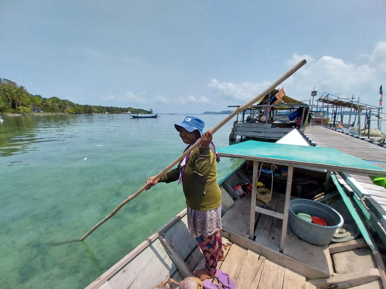 Nelayan perempuan di Pulau Cempedak yang kerap mencari ikan di Pulau Gelam. SITI PONTIANAK POST