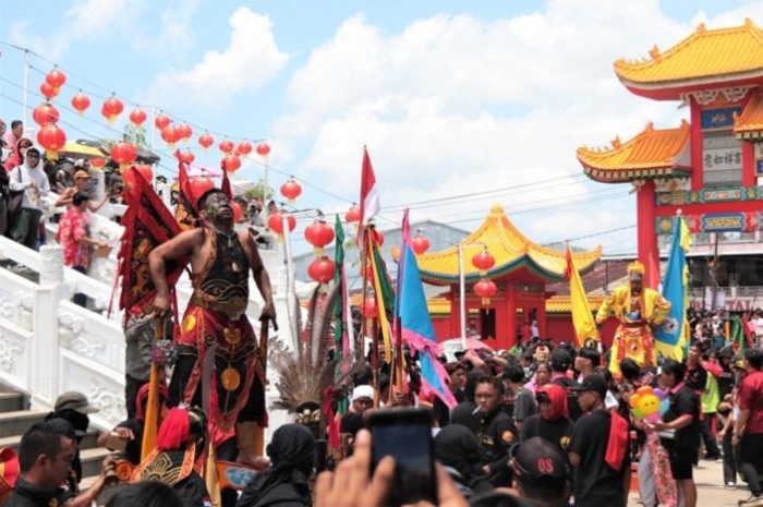 FESTIVAL CGM: Perayaan Cap Go Meh 2024 yang digelar di Vihara Tri Dharma Bumi Raya Sui Kheu Thai Pak Kung, Sabtu (24/4)&nbsp; berlangsung meriah.