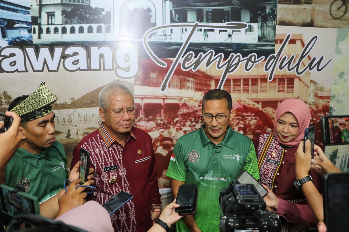 Menparekraf RI Sandiaga Salahudin Uno bersama Pj Gubernur Harisson memberikan keterangan pers usai menutup Rakornas Pemasaran Pariwisata di Kantor Wali Kota Singkawang, Sabtu (24/2).