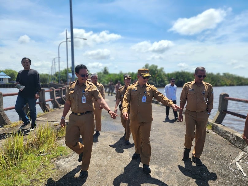 PENINJAUAN: Sekretaris Daerah Ketapang, Alexander Wilyo, meninjau Pelabuhan Tembiluk di Desa Sungai Awan Kanan, Kecamatan Muara Pawan, Senin (26/2).