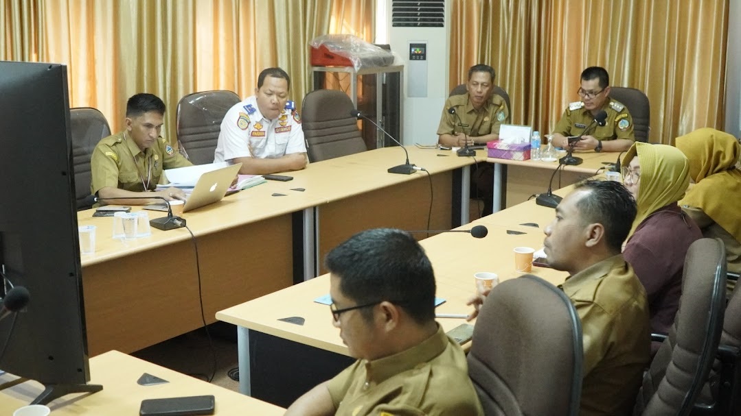 ARAHAN: Pj Bupati Kayong Utara Romi Wijaya bersama jajarannya saat mendengar arahan dari Irjen Kemendagri, Komjen. Pol. Tomsi Tohir, saat memimpin Rakor Pengendalian Inflasi secara Zoom Meeting.