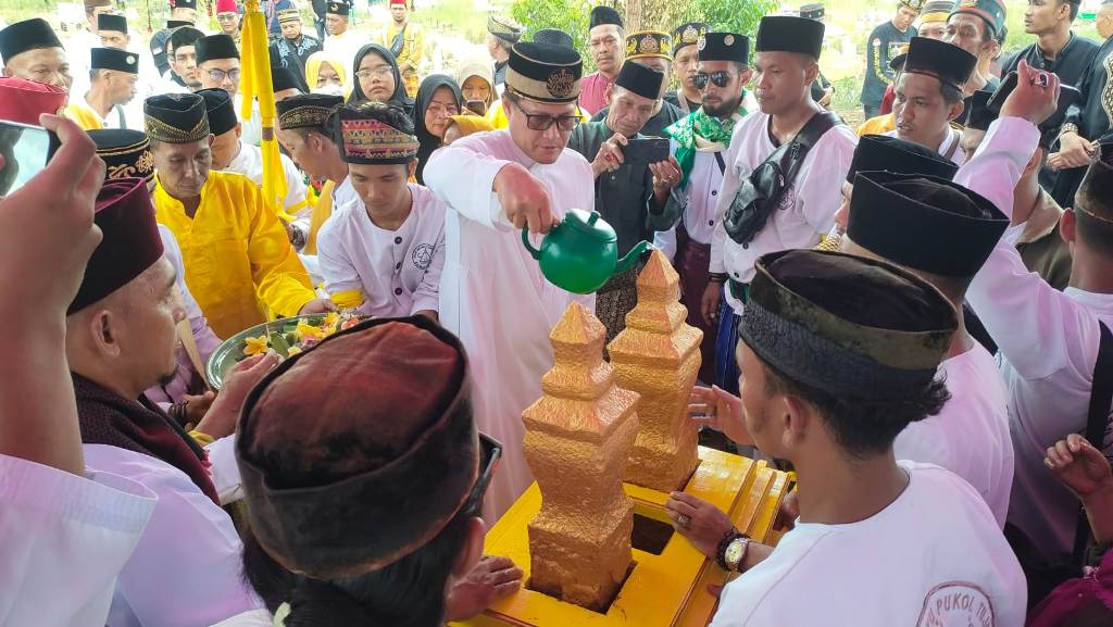 ZIARAH: Sultan Pontianak, Syarif Melvin Alqadri saat berzirah ke makam leluhur silat melayu pukol tujoh di Sui Pinyuh.