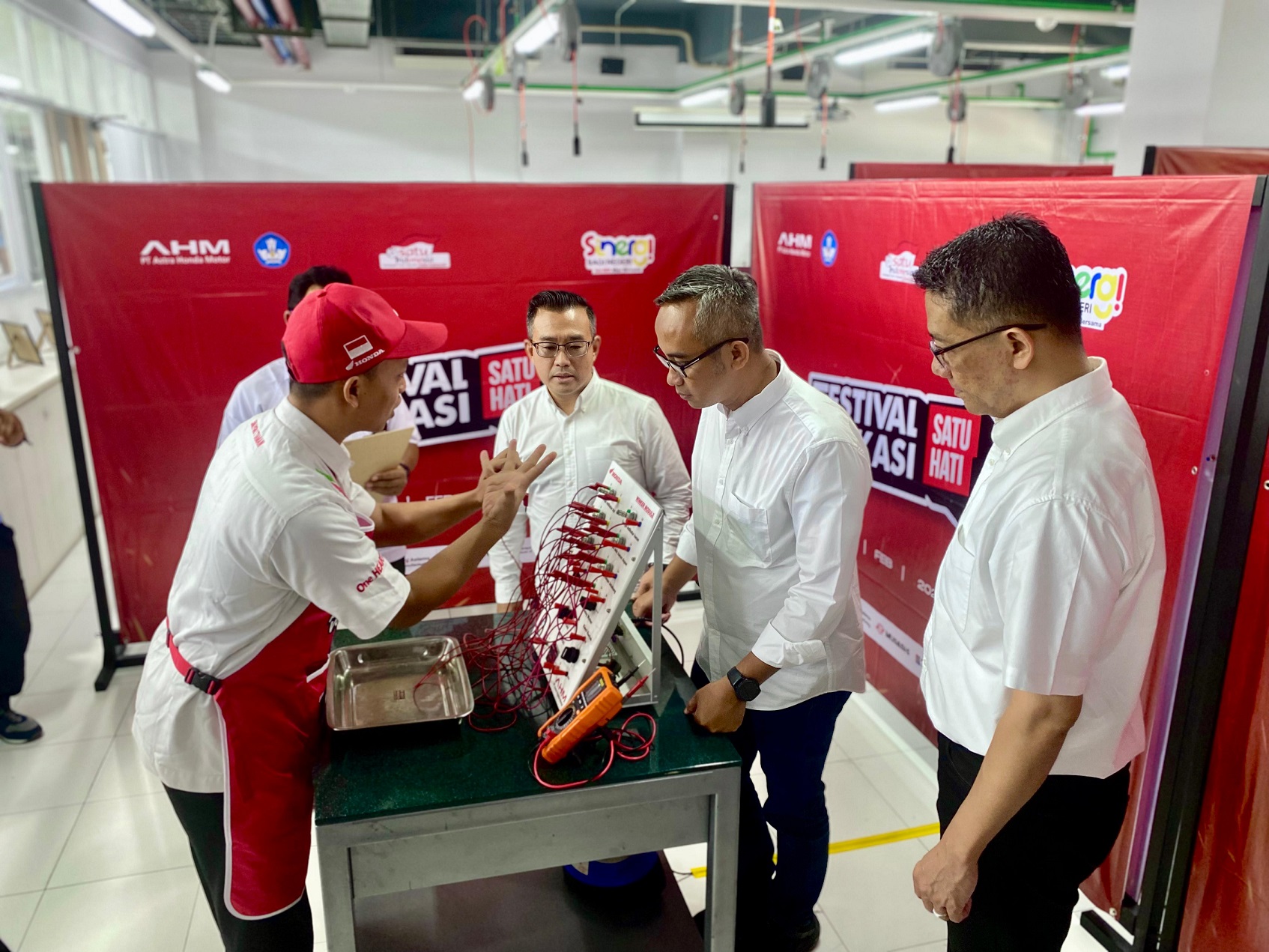 PT Astra Honda Motor (AHM) menggelar Festival Vokasi Satu Hati (FVSH) 2024 dengan salah satu materi uji terkait sepeda motor listrik.