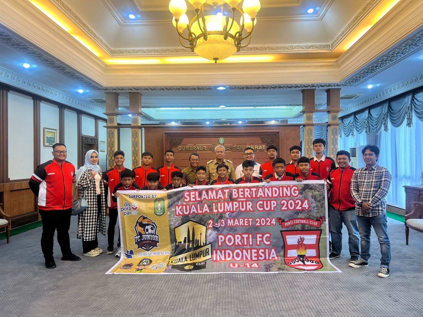 Pj. Gubernur Kalimatan Barat, Horisson foto bersama tim, pelatih dan  jajaran pengurus Porti FC yang akan bertanding padaTurnamen Internasional Kuala Lumpur CUP 2024, 2-3 Maret mendatang.