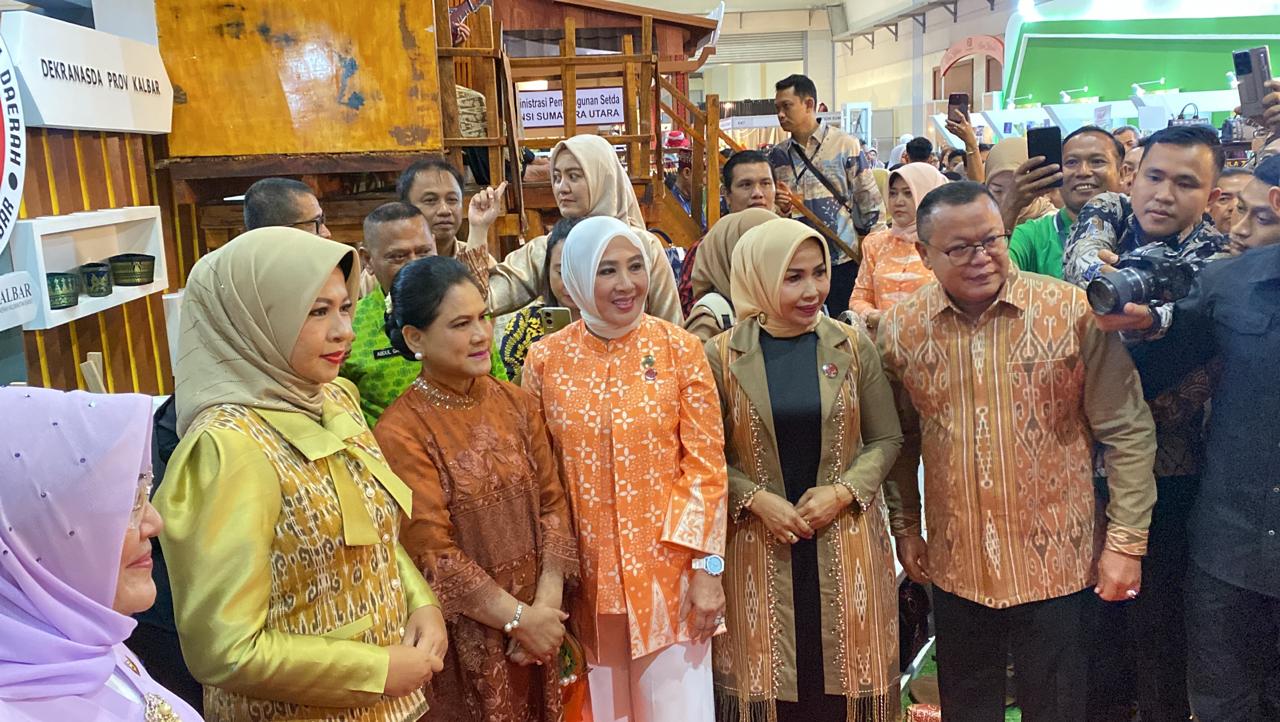 PAMERAN: Ibu Negara Iriana Joko Widodo saat mengunjungi stand Dekranasda Kalbar dalam pameran Inacraft 2024, Rabu (28/2).